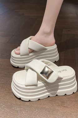 Short Women's Skirt & Thick-Soled Sandals Set for Summer 2025, Height-Increasing One-Strap Beach Slippers, Outdoor Fashion