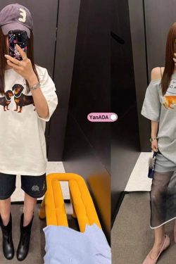 Slanted Off-Shoulder Short Sleeve T-Shirt for Women with Sausage Dog Print, Loose Fit, Jennie-Style, Versatile Casual Top
