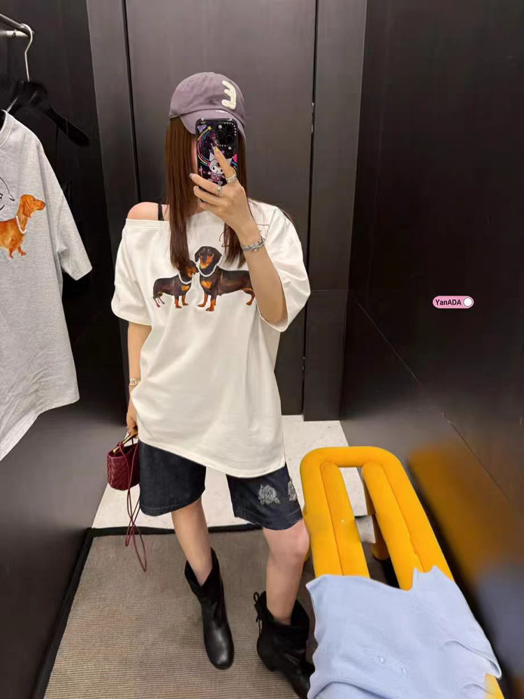 Slanted Off-Shoulder Short Sleeve T-Shirt for Women with Sausage Dog Print, Loose Fit, Jennie-Style, Versatile Casual Top Slanted Off-Shoulder Short Sleeve T-Shirt for Women with Sausage Dog Print, Loose Fit, Jennie-Style, Versatile Casual Top