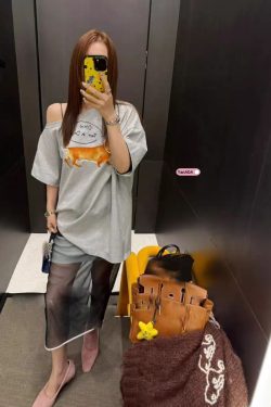 Slanted Off-Shoulder Short Sleeve T-Shirt for Women with Sausage Dog Print, Loose Fit, Jennie-Style, Versatile Casual Top