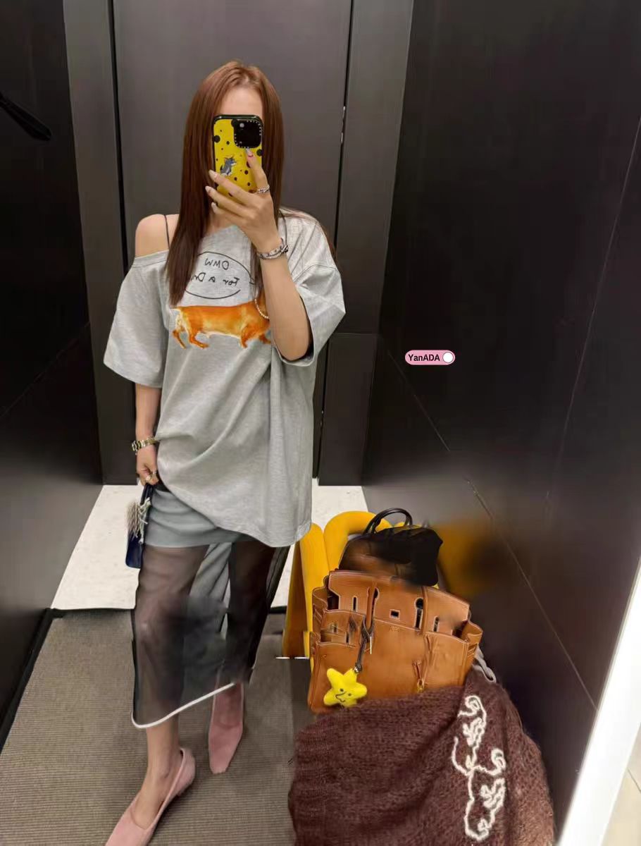 Slanted Off-Shoulder Short Sleeve T-Shirt for Women with Sausage Dog Print, Loose Fit, Jennie-Style, Versatile Casual Top Slanted Off-Shoulder Short Sleeve T-Shirt for Women with Sausage Dog Print, Loose Fit, Jennie-Style, Versatile Casual Top