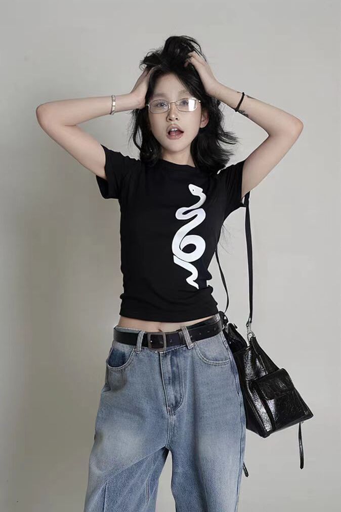 Spicy Girl Snake Print Black Short-Sleeve T-Shirt for Women - Slim Fit Summer Top, Versatile American Style Fashion