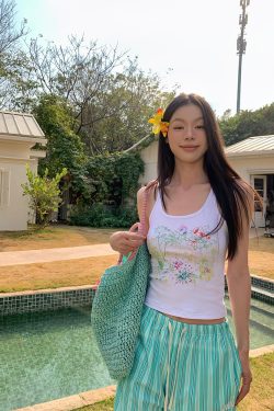 Summer Sweet Hand-Painted Floral Camisole for Women - Slim Fit Sleeveless Short Crop Top, Perfect for 90s and Y2K Styles