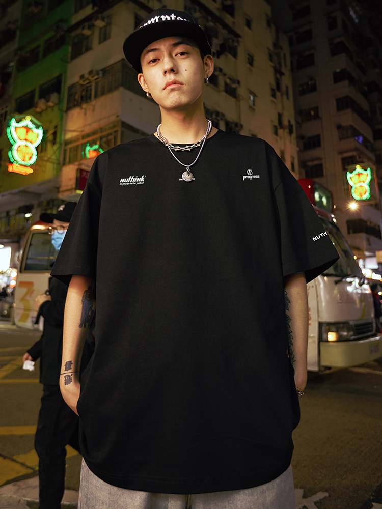 Trendy American Style Letter Short-Sleeve T-Shirt for Men, Loose Fit Plus Size, Cool 2025 Couple Style, Casual Streetwear Fashion Trendy American Style Letter Short-Sleeve T-Shirt for Men, Loose Fit Plus Size, Cool 2025 Couple Style, Casual Streetwear Fashion