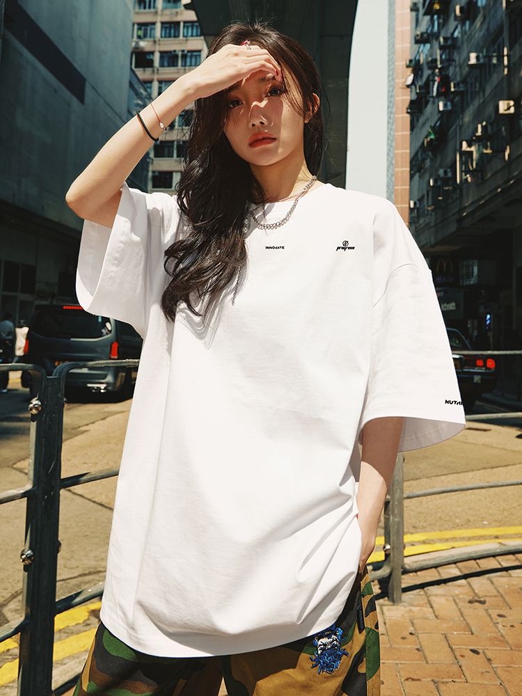 Trendy American Style Letter Short-Sleeve T-Shirt for Men, Loose Fit Plus Size, Cool 2025 Couple Style, Casual Streetwear Fashion Trendy American Style Letter Short-Sleeve T-Shirt for Men, Loose Fit Plus Size, Cool 2025 Couple Style, Casual Streetwear Fashion