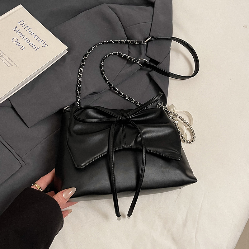 Trendy Ballet-Style Women's Shoulder Bag 2025 - Versatile Crossbody with Silver Chain - Fashionable High-End Feel Trendy Ballet-Style Women's Shoulder Bag 2025 - Versatile Crossbody with Silver Chain - Fashionable High-End Feel