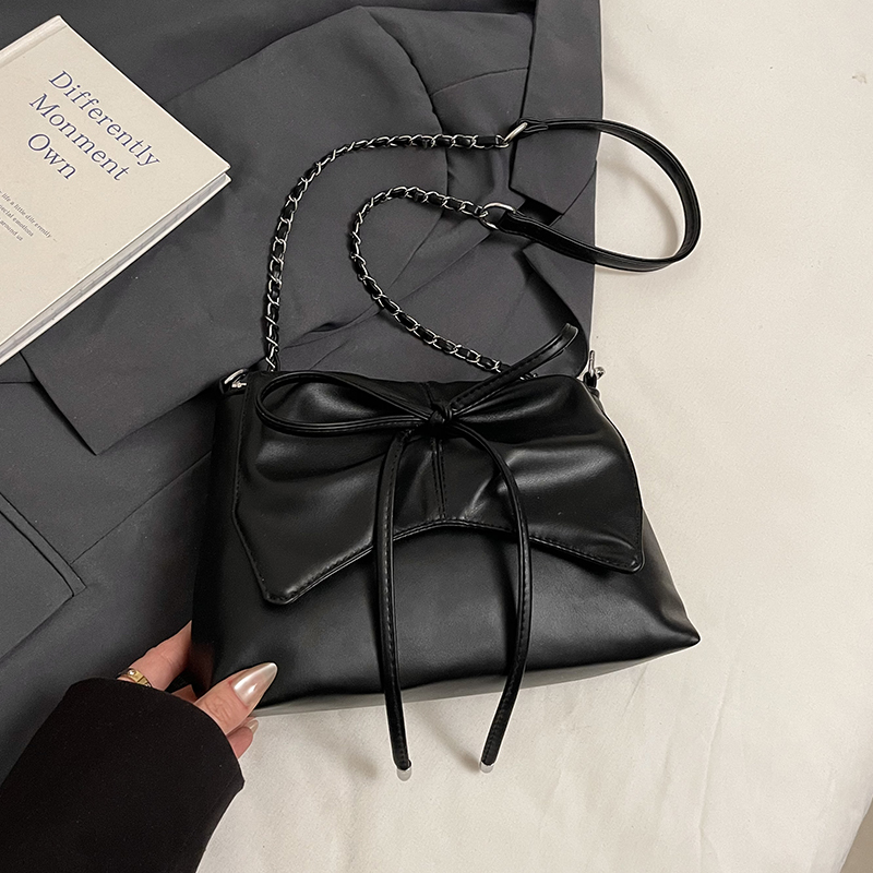 Trendy Ballet-Style Women's Shoulder Bag 2025 - Versatile Crossbody with Silver Chain - Fashionable High-End Feel Trendy Ballet-Style Women's Shoulder Bag 2025 - Versatile Crossbody with Silver Chain - Fashionable High-End Feel