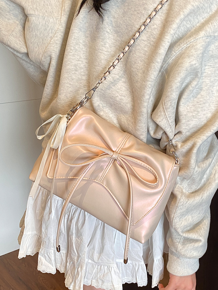 Trendy Ballet-Style Women's Shoulder Bag 2025 - Versatile Crossbody with Silver Chain - Fashionable High-End Feel Trendy Ballet-Style Women's Shoulder Bag 2025 - Versatile Crossbody with Silver Chain - Fashionable High-End Feel