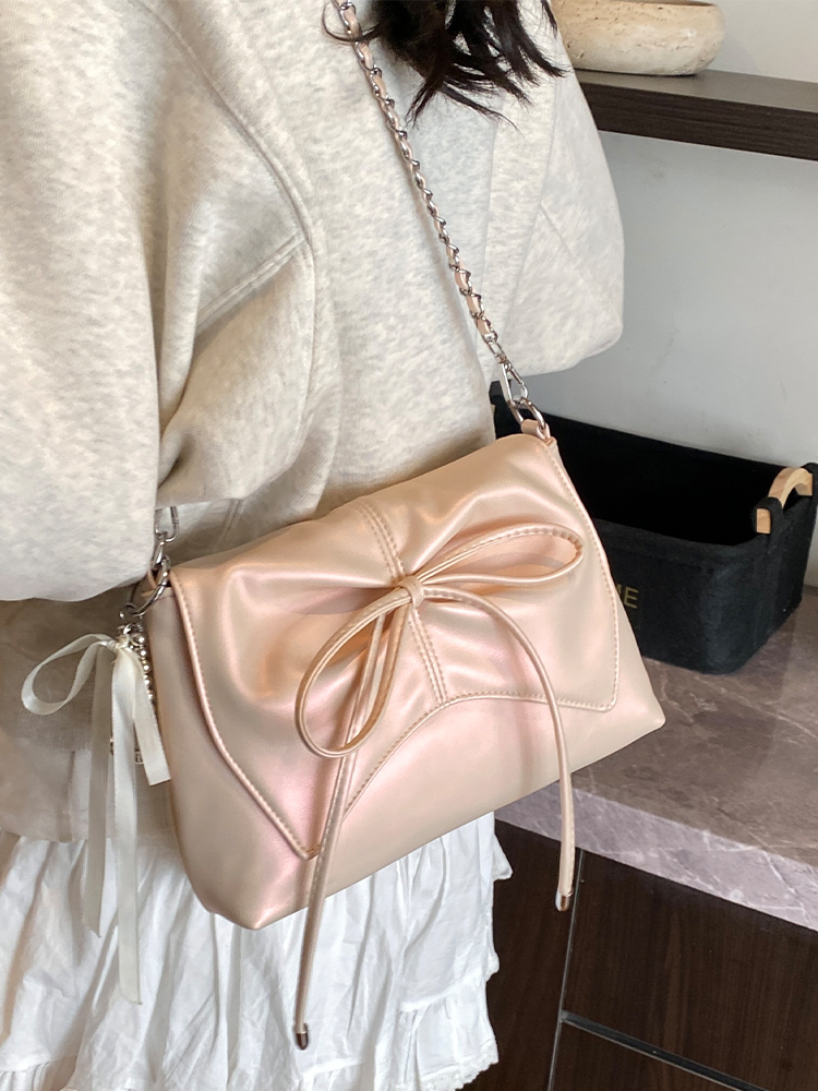 Trendy Ballet-Style Women's Shoulder Bag 2025 - Versatile Crossbody with Silver Chain - Fashionable High-End Feel Trendy Ballet-Style Women's Shoulder Bag 2025 - Versatile Crossbody with Silver Chain - Fashionable High-End Feel