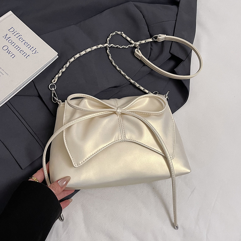 Trendy Ballet-Style Women's Shoulder Bag 2025 - Versatile Crossbody with Silver Chain - Fashionable High-End Feel Trendy Ballet-Style Women's Shoulder Bag 2025 - Versatile Crossbody with Silver Chain - Fashionable High-End Feel