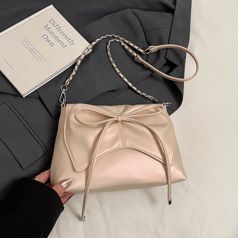 Trendy Ballet-Style Women's Shoulder Bag 2025 - Versatile Crossbody with Silver Chain - Fashionable High-End Feel Trendy Ballet-Style Women's Shoulder Bag 2025 - Versatile Crossbody with Silver Chain - Fashionable High-End Feel