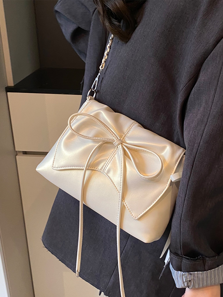 Trendy Ballet-Style Women's Shoulder Bag 2025 - Versatile Crossbody with Silver Chain - Fashionable High-End Feel Trendy Ballet-Style Women's Shoulder Bag 2025 - Versatile Crossbody with Silver Chain - Fashionable High-End Feel