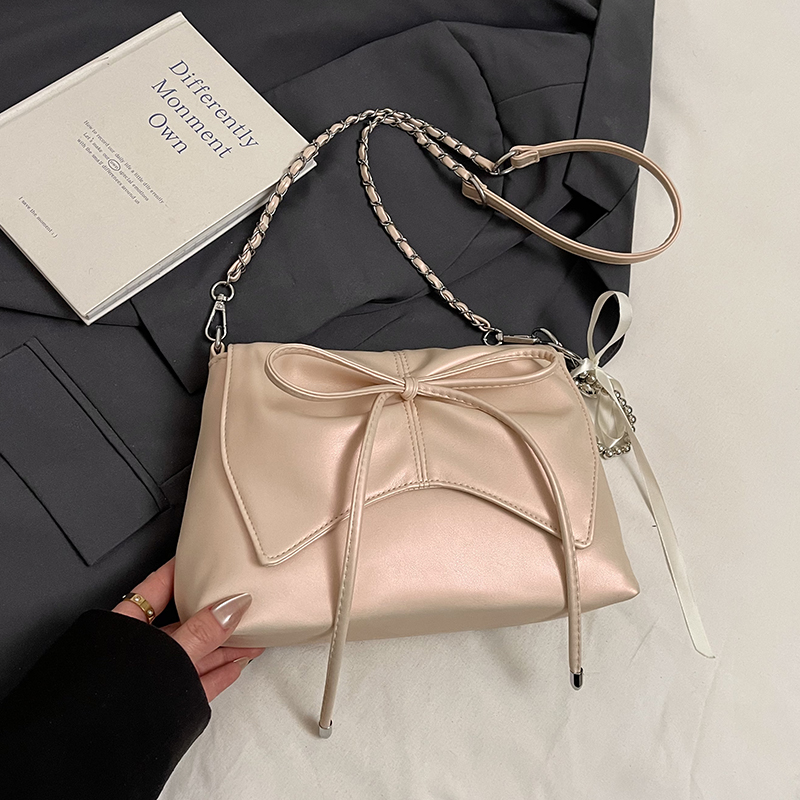 Trendy Ballet-Style Women's Shoulder Bag 2025 - Versatile Crossbody with Silver Chain - Fashionable High-End Feel Trendy Ballet-Style Women's Shoulder Bag 2025 - Versatile Crossbody with Silver Chain - Fashionable High-End Feel