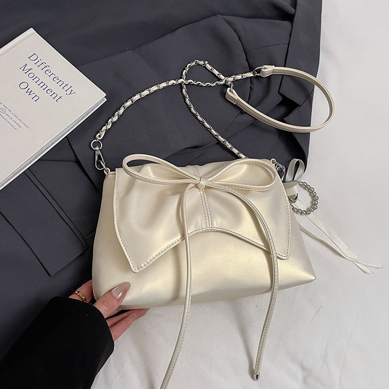 Trendy Ballet-Style Women's Shoulder Bag 2025 - Versatile Crossbody with Silver Chain - Fashionable High-End Feel Trendy Ballet-Style Women's Shoulder Bag 2025 - Versatile Crossbody with Silver Chain - Fashionable High-End Feel