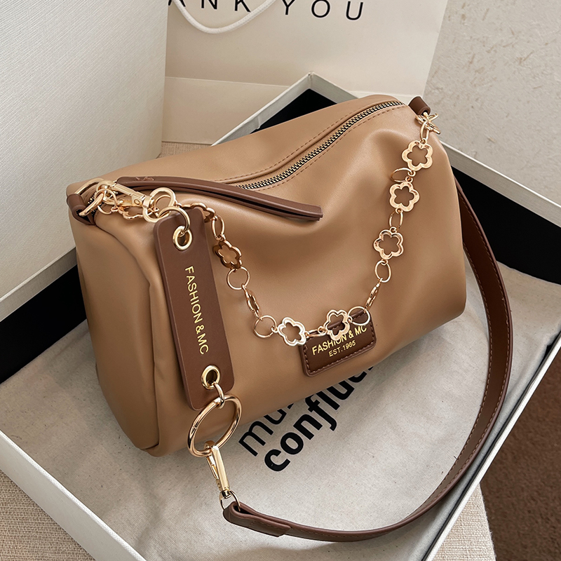 Trendy Chain Crossbody Bag for Women - Versatile Stylish Pillow Bag for Spring/Summer 2025 Fashion Trendy Chain Crossbody Bag for Women - Versatile Stylish Pillow Bag for Spring/Summer 2025 Fashion