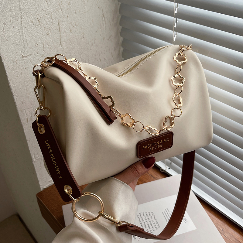 Trendy Chain Crossbody Bag for Women - Versatile Stylish Pillow Bag for Spring/Summer 2025 Fashion Trendy Chain Crossbody Bag for Women - Versatile Stylish Pillow Bag for Spring/Summer 2025 Fashion