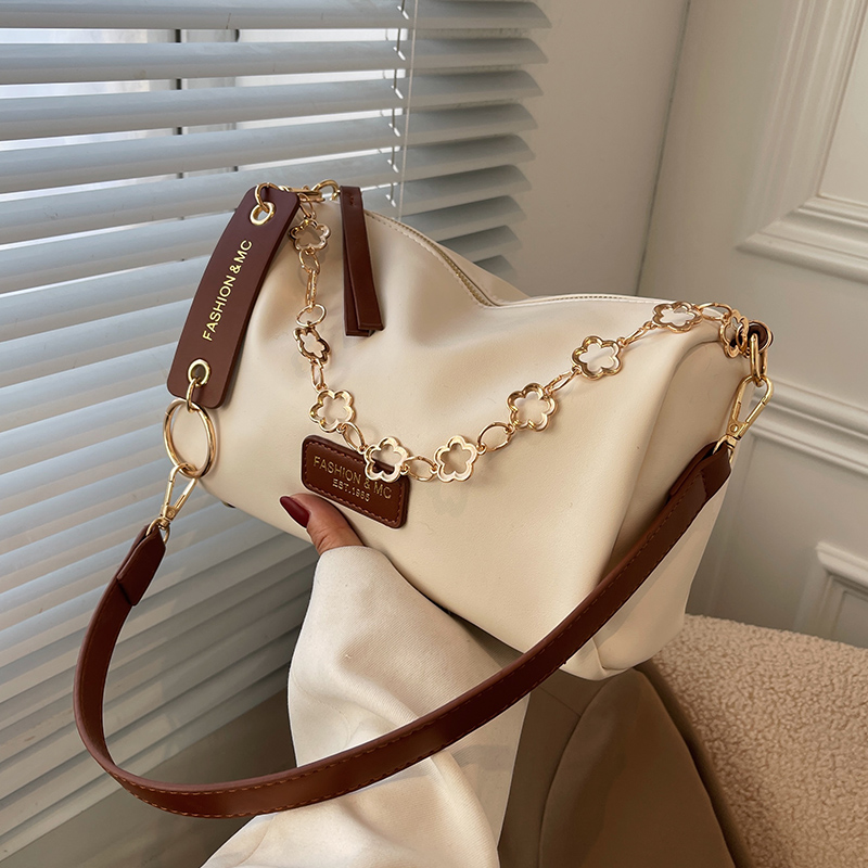 Trendy Chain Crossbody Bag for Women - Versatile Stylish Pillow Bag for Spring/Summer 2025 Fashion Trendy Chain Crossbody Bag for Women - Versatile Stylish Pillow Bag for Spring/Summer 2025 Fashion