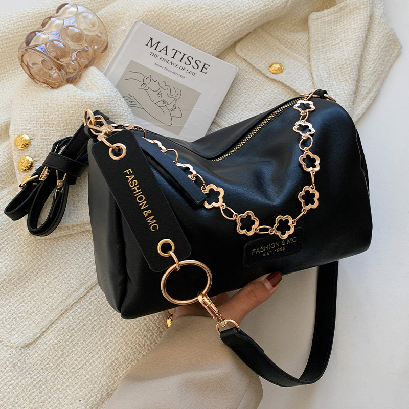 Trendy Chain Crossbody Bag for Women - Versatile Stylish Pillow Bag for Spring/Summer 2025 Fashion Trendy Chain Crossbody Bag for Women - Versatile Stylish Pillow Bag for Spring/Summer 2025 Fashion