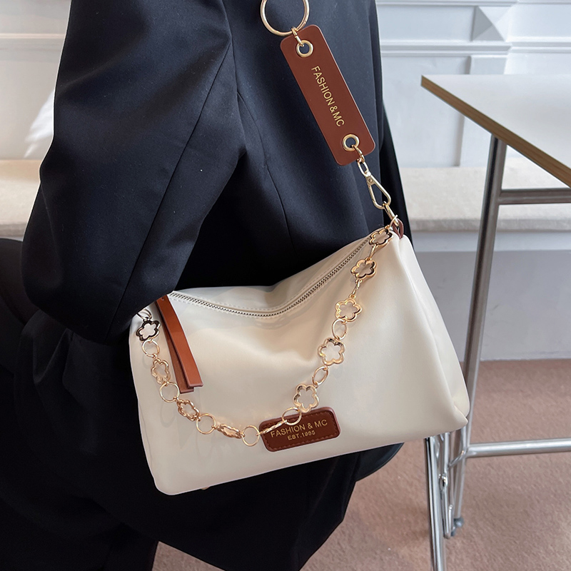 Trendy Chain Crossbody Bag for Women - Versatile Stylish Pillow Bag for Spring/Summer 2025 Fashion Trendy Chain Crossbody Bag for Women - Versatile Stylish Pillow Bag for Spring/Summer 2025 Fashion