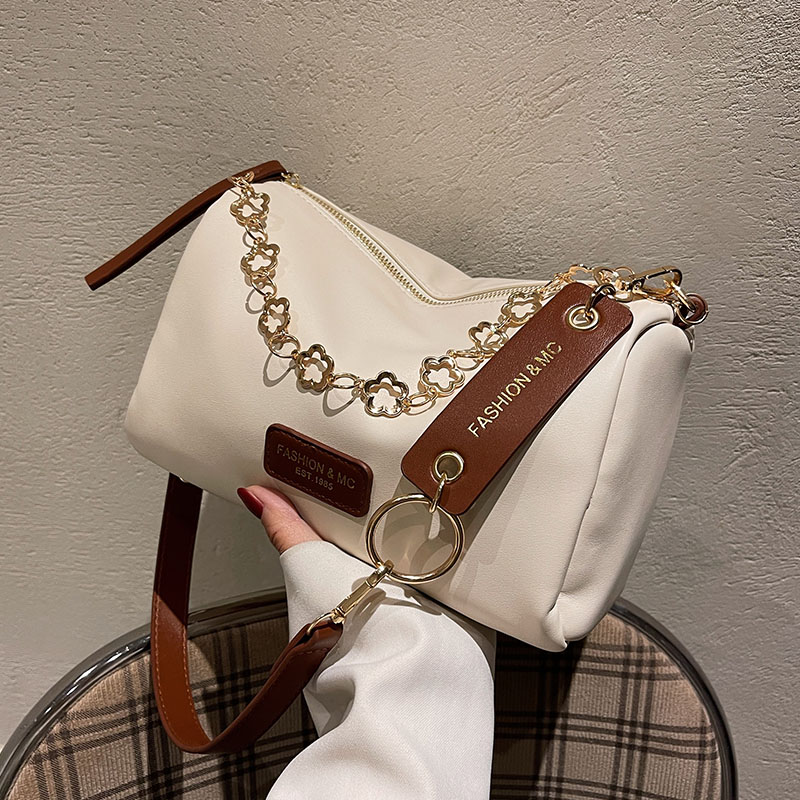 Trendy Chain Crossbody Bag for Women - Versatile Stylish Pillow Bag for Spring/Summer 2025 Fashion Trendy Chain Crossbody Bag for Women - Versatile Stylish Pillow Bag for Spring/Summer 2025 Fashion