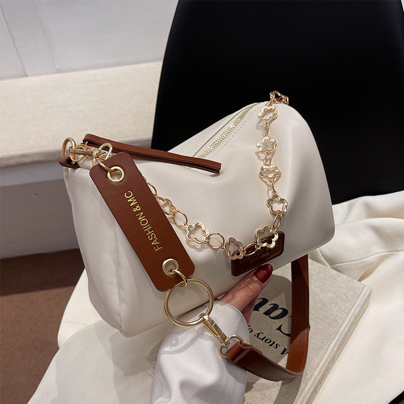 Trendy Chain Crossbody Bag for Women - Versatile Stylish Pillow Bag for Spring/Summer 2025 Fashion Trendy Chain Crossbody Bag for Women - Versatile Stylish Pillow Bag for Spring/Summer 2025 Fashion