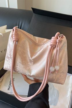 Trendy Chinese-Style Women's Shoulder Tote Bag 2025 – Large Capacity Crossbody Bag for Commuting and Everyday Use