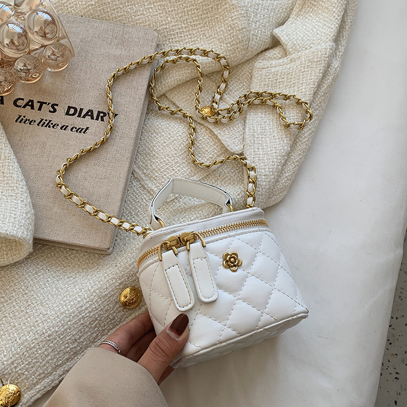 Trendy Diamond-Patterned Handbag for Women - Spring/Summer 2025 Shoulder & Crossbody Chain Bag - Chic Small Fashion Accessory Trendy Diamond-Patterned Handbag for Women - Spring/Summer 2025 Shoulder & Crossbody Chain Bag - Chic Small Fashion Accessory