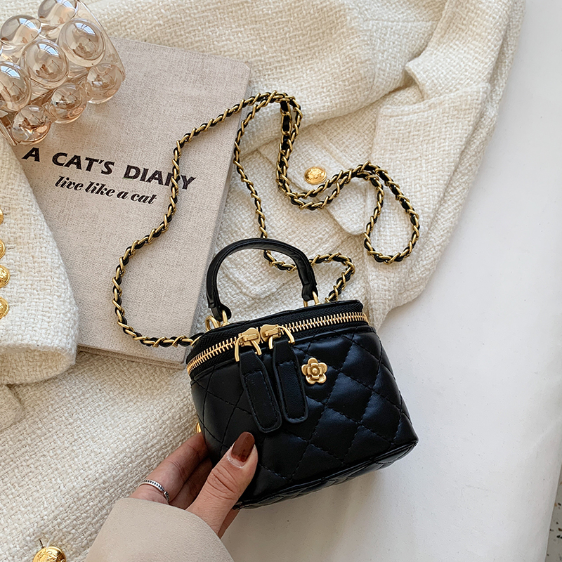 Trendy Diamond-Patterned Handbag for Women - Spring/Summer 2025 Shoulder & Crossbody Chain Bag - Chic Small Fashion Accessory Trendy Diamond-Patterned Handbag for Women - Spring/Summer 2025 Shoulder & Crossbody Chain Bag - Chic Small Fashion Accessory