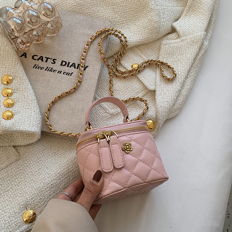 Trendy Diamond-Patterned Handbag for Women - Spring/Summer 2025 Shoulder & Crossbody Chain Bag - Chic Small Fashion Accessory Trendy Diamond-Patterned Handbag for Women - Spring/Summer 2025 Shoulder & Crossbody Chain Bag - Chic Small Fashion Accessory