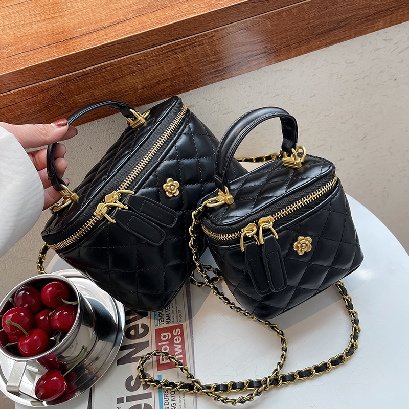 Trendy Diamond-Patterned Handbag for Women - Spring/Summer 2025 Shoulder & Crossbody Chain Bag - Chic Small Fashion Accessory Trendy Diamond-Patterned Handbag for Women - Spring/Summer 2025 Shoulder & Crossbody Chain Bag - Chic Small Fashion Accessory