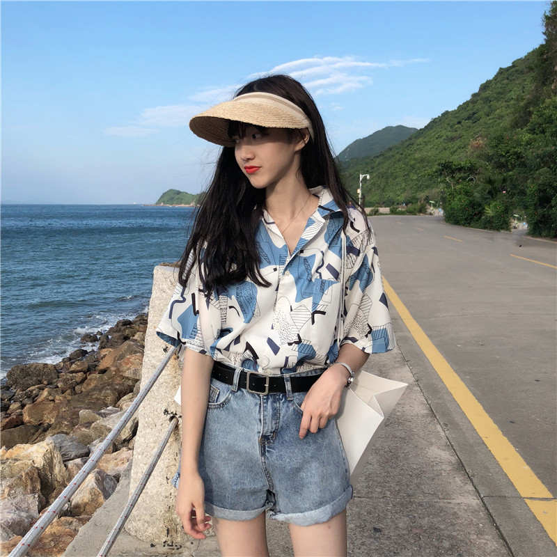 Trendy Hong Kong Style Printed Short Sleeve Shirt for Women - Loose Hawaiian Beach Top, Versatile Casual Wear Trendy Hong Kong Style Printed Short Sleeve Shirt for Women - Loose Hawaiian Beach Top, Versatile Casual Wear