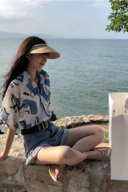 Trendy Hong Kong Style Printed Short Sleeve Shirt for Women - Loose Hawaiian Beach Top, Versatile Casual Wear