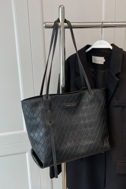 Trendy Large Capacity Single-Shoulder Tote Bag for Women - Versatile Commuting Style for Spring Summer 2025