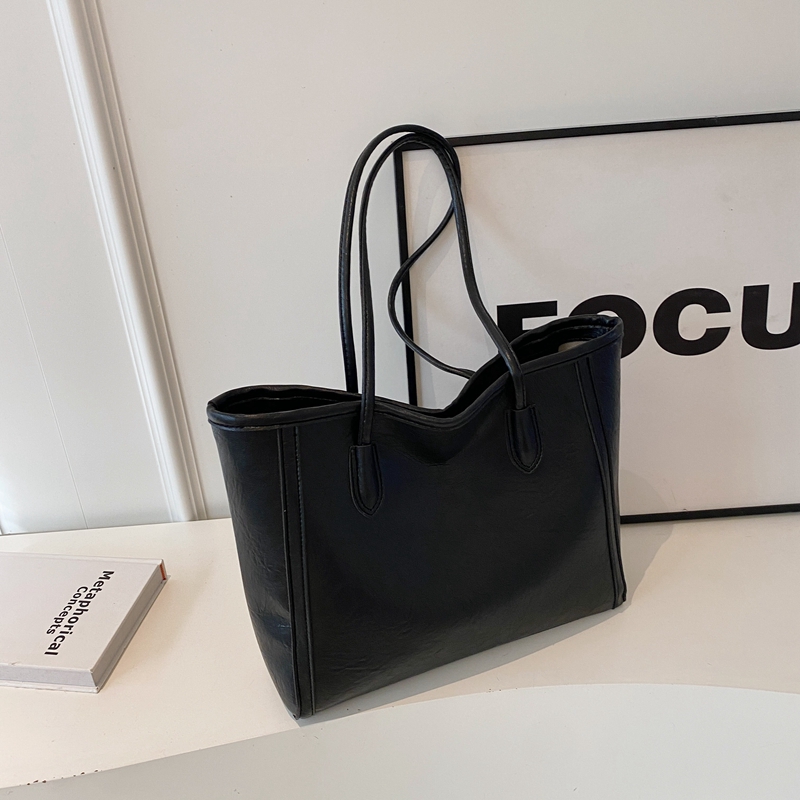 Trendy Large-Capacity Tote Bag for Women - Versatile Shoulder Bag for Autumn/Winter 2025, Fashionable Commuter Style Trendy Large-Capacity Tote Bag for Women - Versatile Shoulder Bag for Autumn/Winter 2025, Fashionable Commuter Style