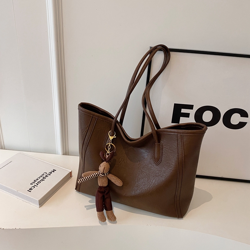 Trendy Large-Capacity Tote Bag for Women - Versatile Shoulder Bag for Autumn/Winter 2025, Fashionable Commuter Style Trendy Large-Capacity Tote Bag for Women - Versatile Shoulder Bag for Autumn/Winter 2025, Fashionable Commuter Style