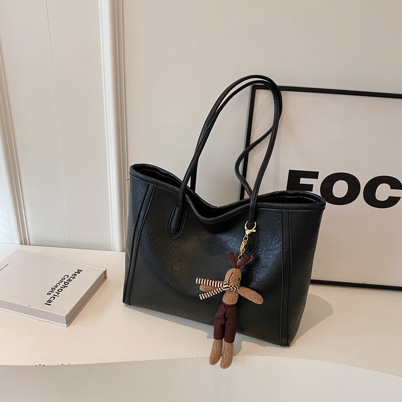 Trendy Large-Capacity Tote Bag for Women - Versatile Shoulder Bag for Autumn/Winter 2025, Fashionable Commuter Style Trendy Large-Capacity Tote Bag for Women - Versatile Shoulder Bag for Autumn/Winter 2025, Fashionable Commuter Style