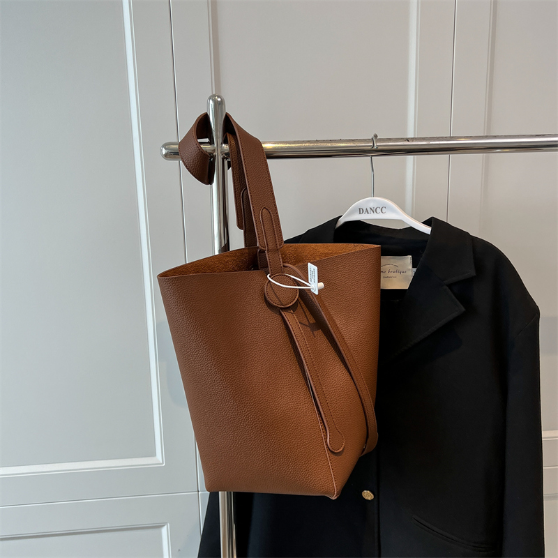 Trendy Large-Capacity Women's Shoulder Bag - Spring/Summer 2025 Versatile Bucket Bag for Commuting and Everyday Use Trendy Large-Capacity Women's Shoulder Bag - Spring/Summer 2025 Versatile Bucket Bag for Commuting and Everyday Use