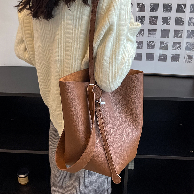 Trendy Large-Capacity Women's Shoulder Bag - Spring/Summer 2025 Versatile Bucket Bag for Commuting and Everyday Use Trendy Large-Capacity Women's Shoulder Bag - Spring/Summer 2025 Versatile Bucket Bag for Commuting and Everyday Use