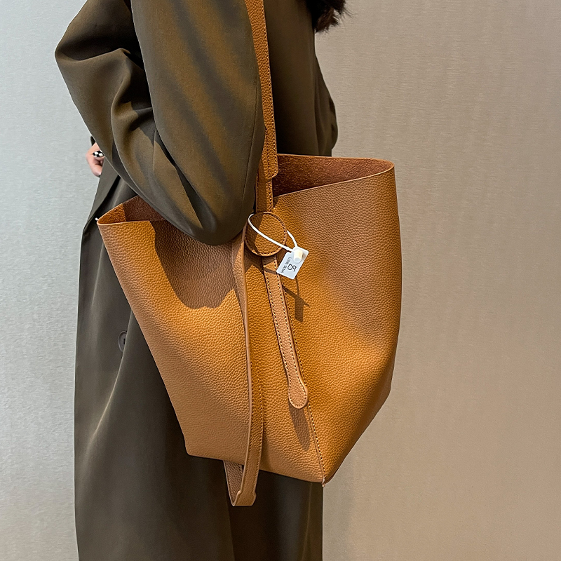 Trendy Large-Capacity Women's Shoulder Bag - Spring/Summer 2025 Versatile Bucket Bag for Commuting and Everyday Use Trendy Large-Capacity Women's Shoulder Bag - Spring/Summer 2025 Versatile Bucket Bag for Commuting and Everyday Use