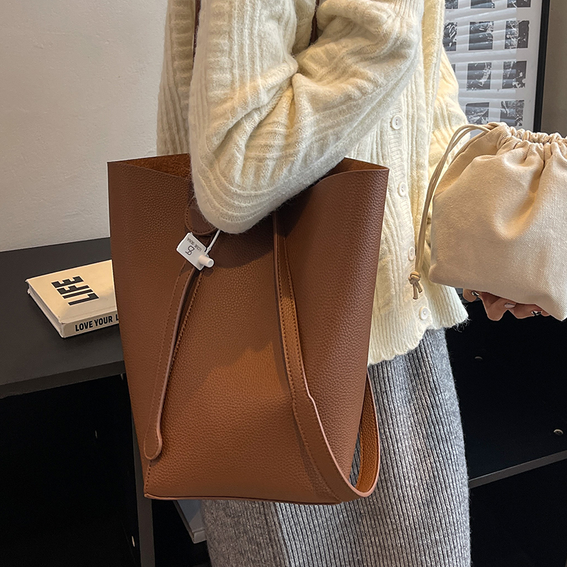 Trendy Large-Capacity Women's Shoulder Bag - Spring/Summer 2025 Versatile Bucket Bag for Commuting and Everyday Use Trendy Large-Capacity Women's Shoulder Bag - Spring/Summer 2025 Versatile Bucket Bag for Commuting and Everyday Use