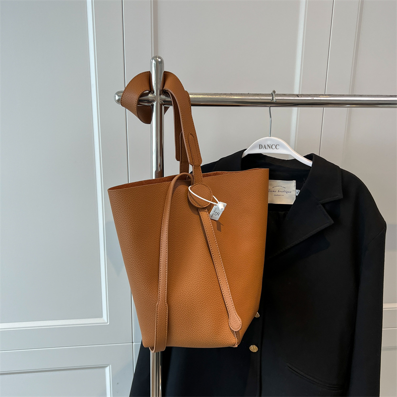 Trendy Large-Capacity Women's Shoulder Bag - Spring/Summer 2025 Versatile Bucket Bag for Commuting and Everyday Use Trendy Large-Capacity Women's Shoulder Bag - Spring/Summer 2025 Versatile Bucket Bag for Commuting and Everyday Use