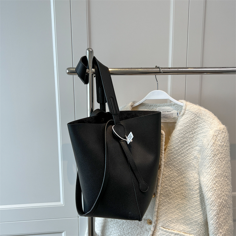 Trendy Large-Capacity Women's Shoulder Bag - Spring/Summer 2025 Versatile Bucket Bag for Commuting and Everyday Use Trendy Large-Capacity Women's Shoulder Bag - Spring/Summer 2025 Versatile Bucket Bag for Commuting and Everyday Use