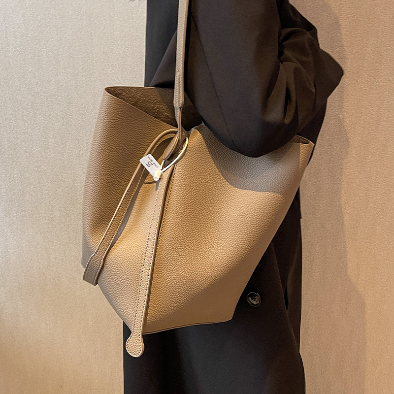 Trendy Large-Capacity Women's Shoulder Bag - Spring/Summer 2025 Versatile Bucket Bag for Commuting and Everyday Use Trendy Large-Capacity Women's Shoulder Bag - Spring/Summer 2025 Versatile Bucket Bag for Commuting and Everyday Use