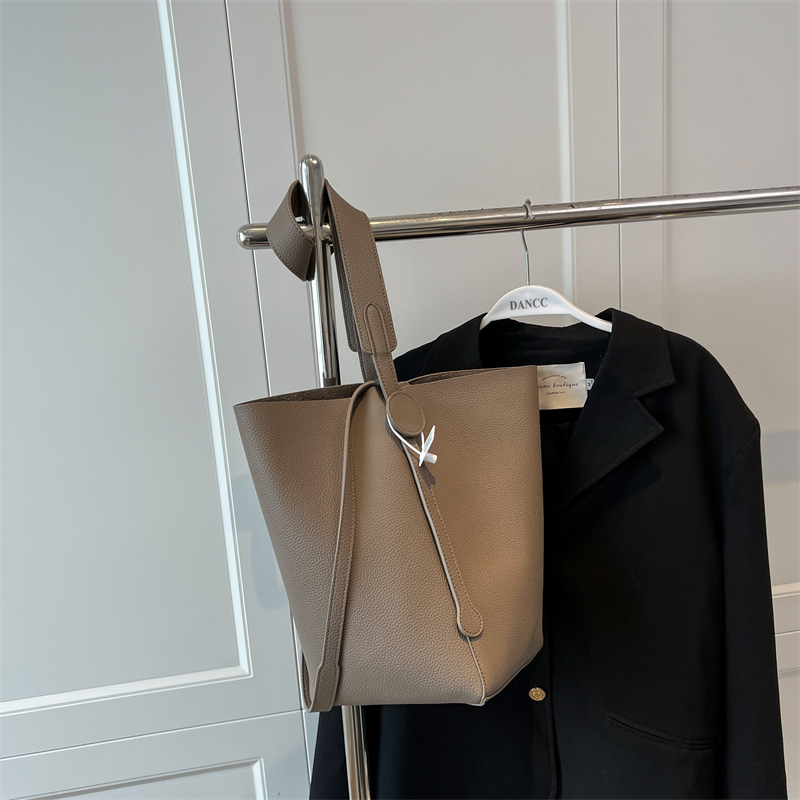 Trendy Large-Capacity Women's Shoulder Bag - Spring/Summer 2025 Versatile Bucket Bag for Commuting and Everyday Use Trendy Large-Capacity Women's Shoulder Bag - Spring/Summer 2025 Versatile Bucket Bag for Commuting and Everyday Use