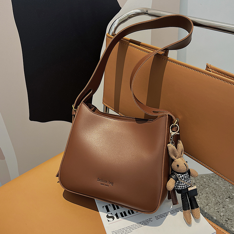 Trendy Large Retro Shoulder Bag for Women - Versatile Crossbody Design for Spring/Summer 2025 Fashion Trendy Large Retro Shoulder Bag for Women - Versatile Crossbody Design for Spring/Summer 2025 Fashion