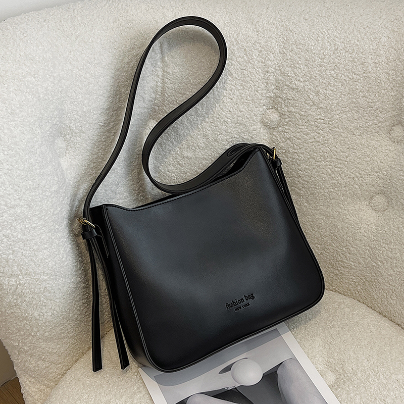 Trendy Large Retro Shoulder Bag for Women - Versatile Crossbody Design for Spring/Summer 2025 Fashion Trendy Large Retro Shoulder Bag for Women - Versatile Crossbody Design for Spring/Summer 2025 Fashion