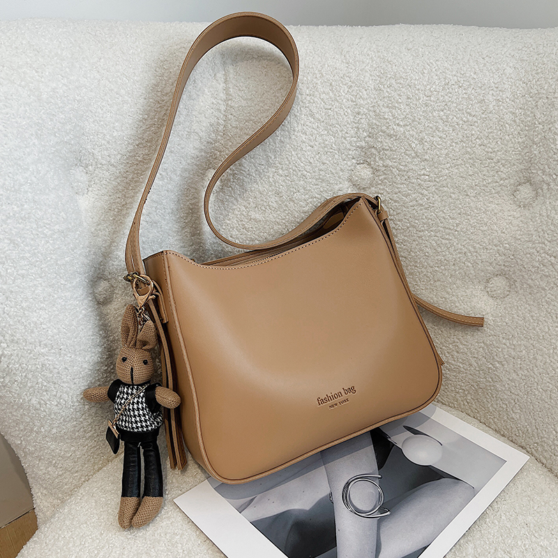 Trendy Large Retro Shoulder Bag for Women - Versatile Crossbody Design for Spring/Summer 2025 Fashion Trendy Large Retro Shoulder Bag for Women - Versatile Crossbody Design for Spring/Summer 2025 Fashion