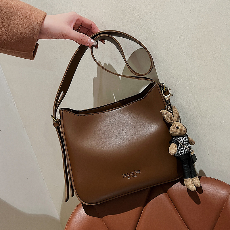 Trendy Large Retro Shoulder Bag for Women - Versatile Crossbody Design for Spring/Summer 2025 Fashion Trendy Large Retro Shoulder Bag for Women - Versatile Crossbody Design for Spring/Summer 2025 Fashion