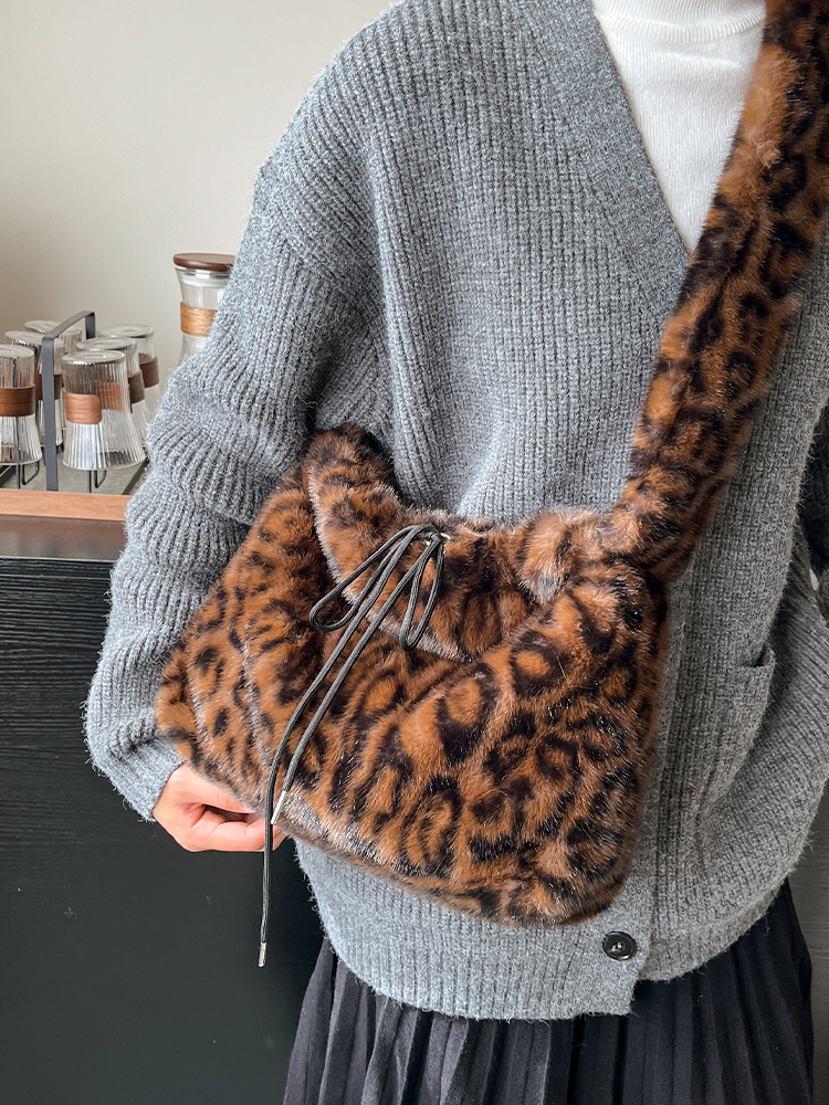 Trendy Leopard Print Fluffy Women's Shoulder Bag, 2025 Summer Large Capacity Tote and Crossbody Bag for Commuting Trendy Leopard Print Fluffy Women's Shoulder Bag, 2025 Summer Large Capacity Tote and Crossbody Bag for Commuting