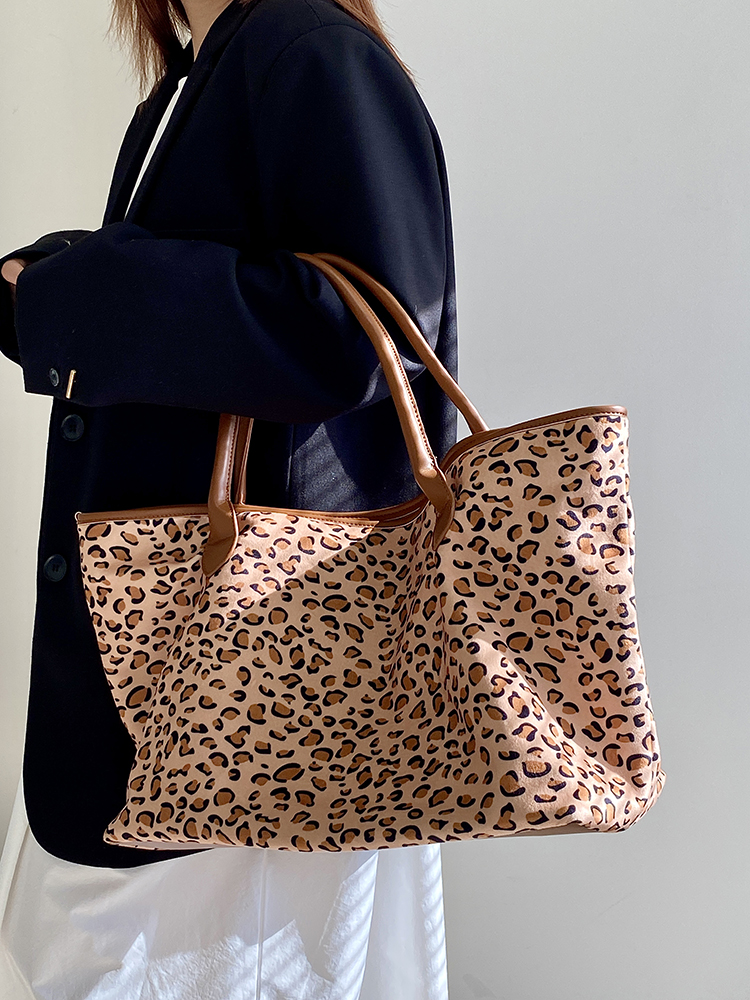 Trendy Leopard Print Tote Bag for Women - Retro Large Capacity Shoulder Handbag for 2025 Style Trendy Leopard Print Tote Bag for Women - Retro Large Capacity Shoulder Handbag for 2025 Style